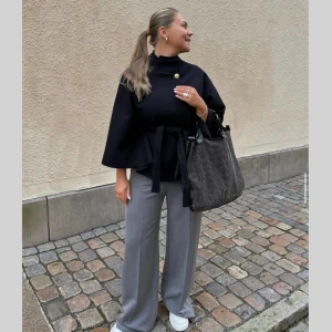 Kappa - Jätte fin höst kappa som är köpt från missäy. Jackan är väldigt populär och slutsåld. Jag känner inte att de kommer till användning där av vill jag sälja vidare. Den är i one size men har ett band så man knytter så den ska passa alla. 