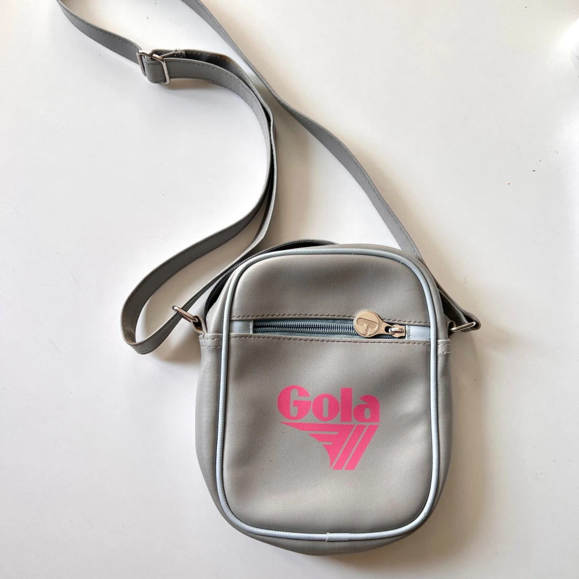 Grå axelväska från Gola