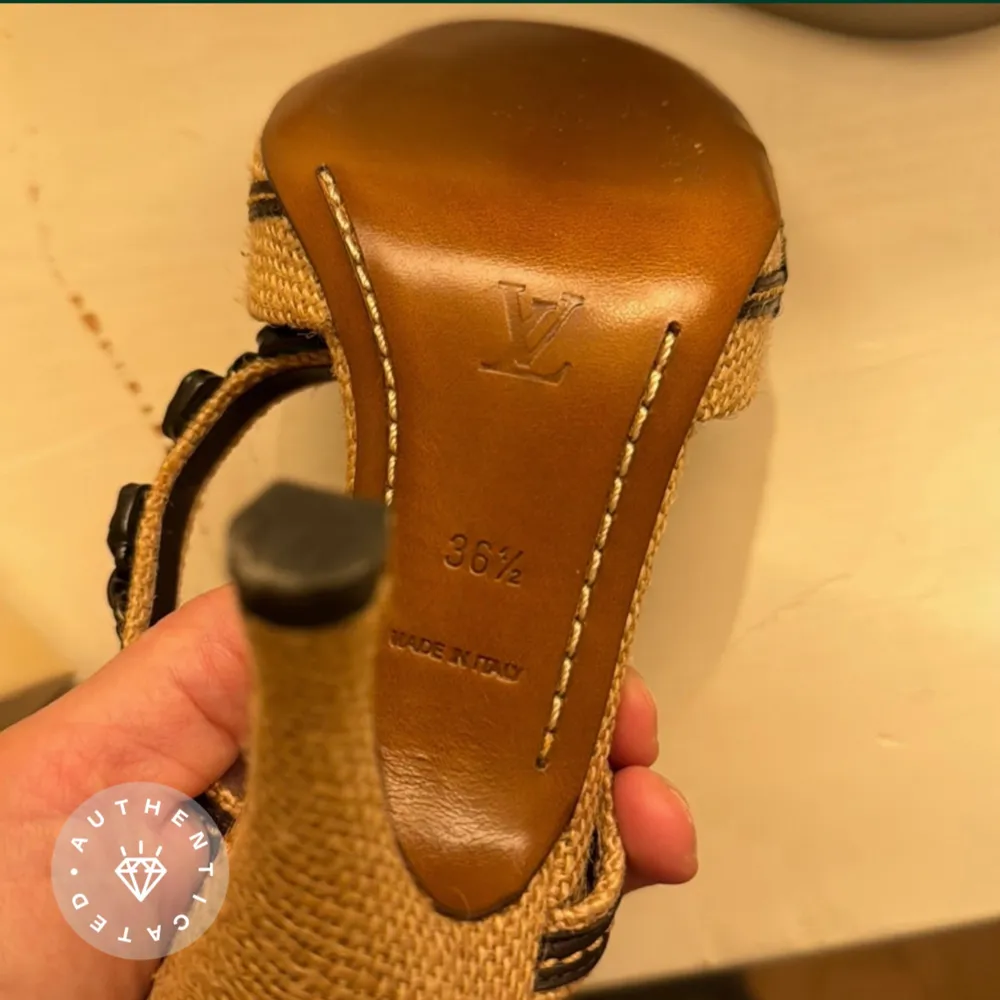 Säljer ett par snygga beige klackskor från Louis Vuitton. Skorna har en öppen tå och är dekorerade med blå stenar på remmarna. De är tillverkade i ett textilmaterial som ser ut som jute och har en bekväm passform. Perfekta för sommarens alla fester!. Kengät.
