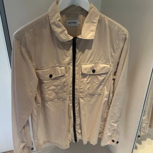 East west jacka - En fet windbreaker/overshirt från East West. Storlek M