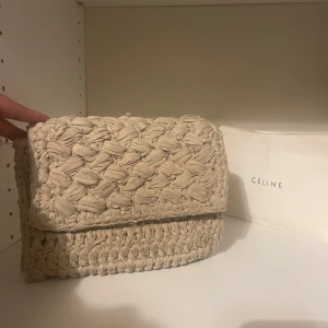 Stickad väska/clutch - Söt stickad väska ändå relativt rymlig 