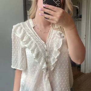 Zara blus - Hej! Säljer denna Zara blus som är beige i stolek S, fast tycker mer att den är mot xs hållet. Haft den ganska länge men ser ut som ny då den även inte säljs något mer🌸skriv för fler frågor, pris kan alltid diskuteras💖