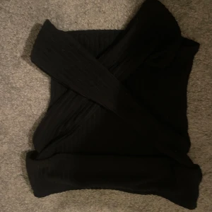 fin svart axel lös tröja  - aldrig använd  ribbat mönster  