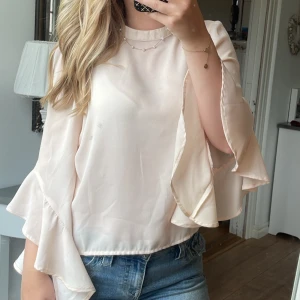 Rosa/beige blus - Hej! Säljer denna rosa/beige blusen i stolek S men skulle säga som xs, från Jennyfer. Sjukt fin och en blus som många inte har då ärmarna gör allt💖skriv för frågor och pris kan alltid diskuteras🌸🌸