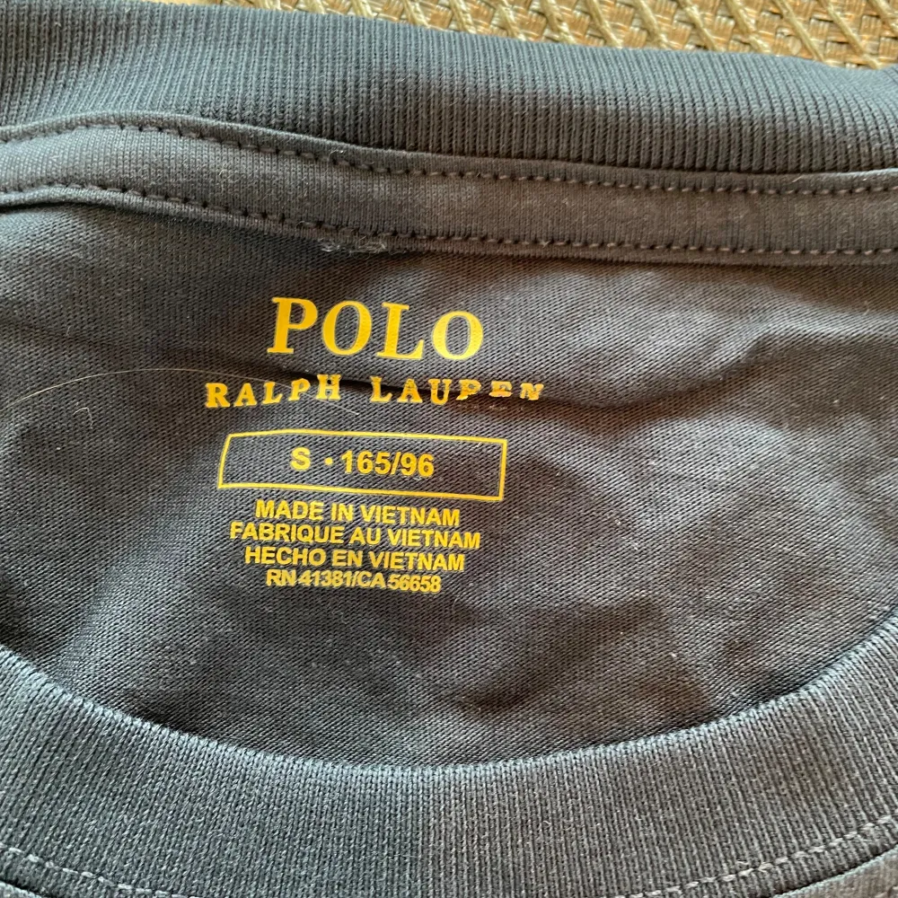 Säljer en sällsynt Ralph lauren t shirt köpt i usa i vintras i storlek S passar ungefär 170-180. Skick 9/10 . T-shirts.