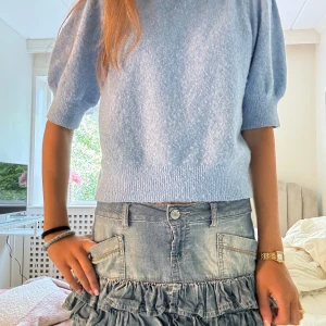Blå tröja 💙💙 - Så söt tröja från vero Moda💙 Använd vid ett tillfälle 🥰 Tryck inte på köp nu!!