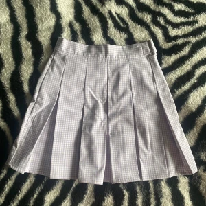 Kjol - Jätte söt lila rutig kjol, aldrig använd! 