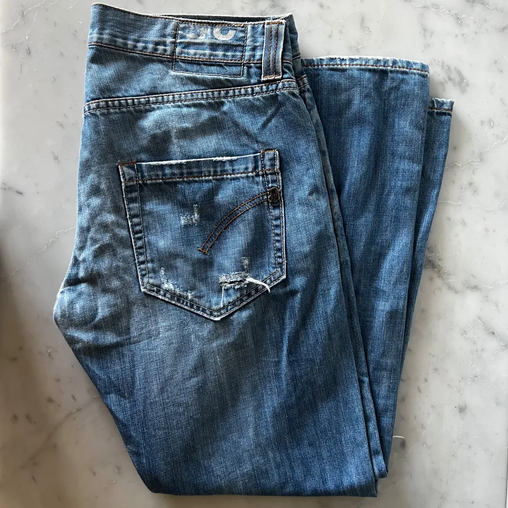 Tjena, säljer nu dessa as feta jeans från Dondup | Storleken är 35 (passar 32/33) | Färgen är ljusblå och skicket är 8/10 | Modellen är 182 cm lång | Nypris 2500kr | Hör gärna av dig vid minsta lilla fundering 😊. Jeans & Byxor.