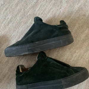 Detta är ett par arigato som är i ganska bra skick  - Storlek 38 och är i ganska bra skick men lite smutsiga säljer dom för 750kr pågrund av att dom är inte min typ längre.. det är bara att tvätta dom 