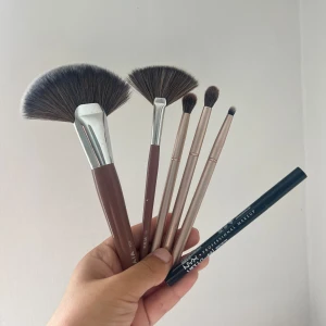 Caia borstar + Ögonbrynspenna  - Säljer 5 st Caia borstar och en Brow tinted pen från Nyx i färgen LAS08 Espresso! Pennan är bara använd en gång och är i gott skick. Och borstarna är även i goda skick! Pris för allt 110 + frakt! Skriv för intresse 