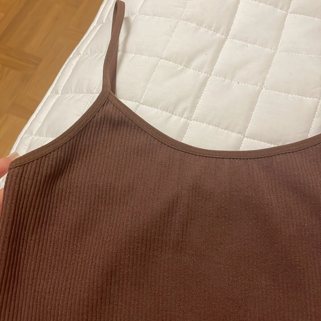 Brun ribbad linnetopp - 91