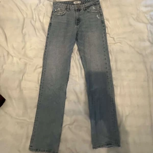 Mid waist jeans  - Säljer dessa jeansen som är i super gott skick de de är för små för mig! 💕 Innerbenslängd ca 80cm Midjemått rakt över ca 38cm