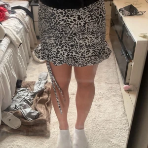 Svart vit kjol - Svart vit kjol från Shein med snören på sidan å dragkedja bak