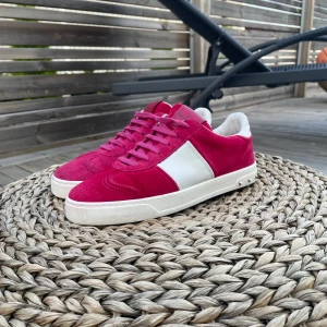 Valentino flycrews - Valentino flycrews. Valentino skor använda några antal gånger, säljer dem för att dom passade inte riktigt. Priset sitter inte i sten går att förhandla. Mvh Hugo