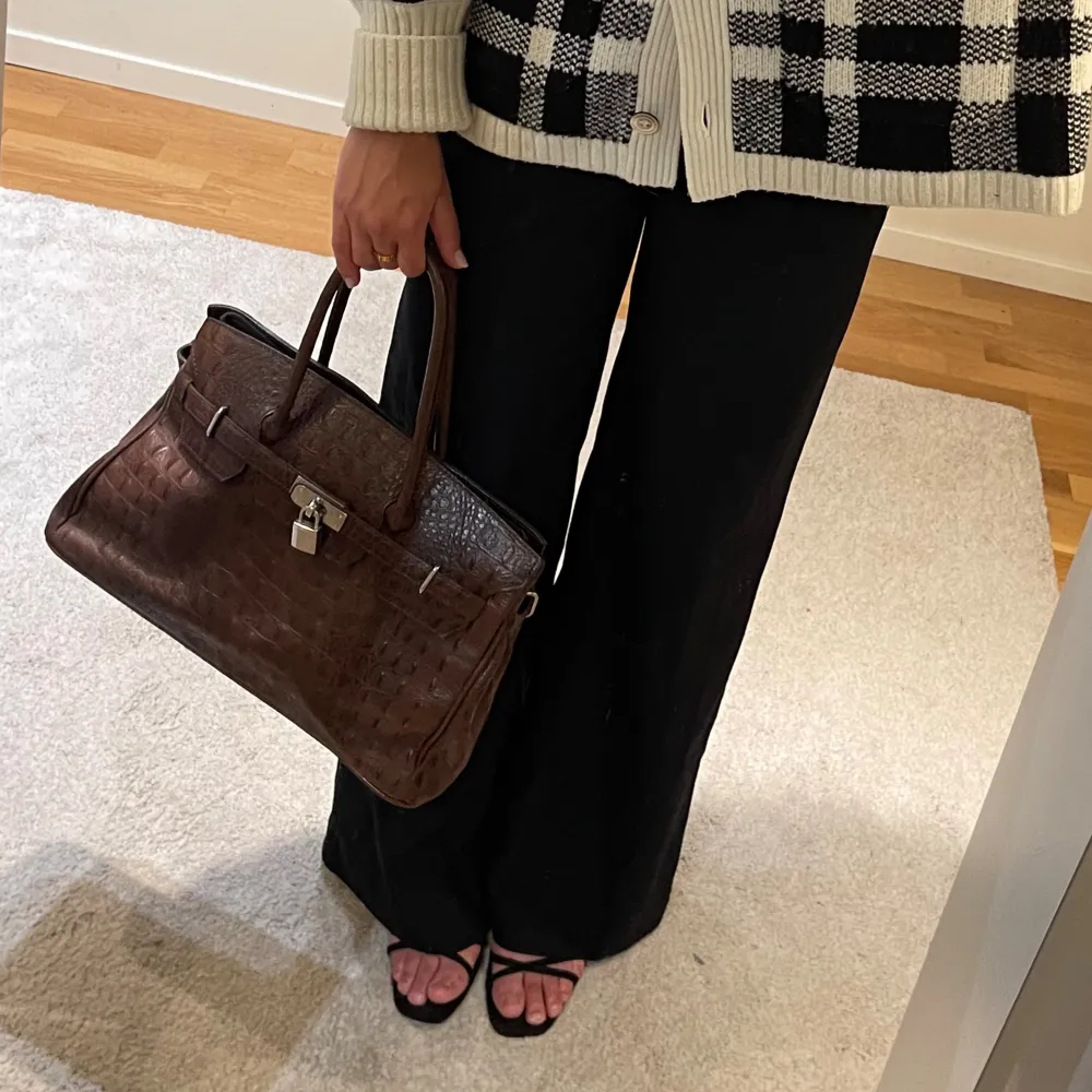 Otrolig läder väska köpt vintage. Påminner mycket om Hermes Birkin bag 🤍. Väskor.