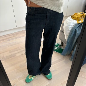 Lågmidjade jeans - Lågmidjade kostymbyxor i jeansmaterial!! Skriv för frågor! Jag är 175 och de är bra i längden❤️ köpt second hand