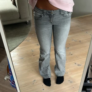Gina young low flare jeans - Väldigt bra skick, har bara använts några gånger. Inga fläckar eller hål.