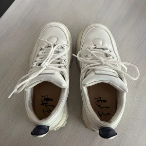 Eytys sneakers  - Säljer ett par vita sneakers med tjock sula. Skorna har snörning och en robust design som ger bra stöd och komfort. fint skick! 