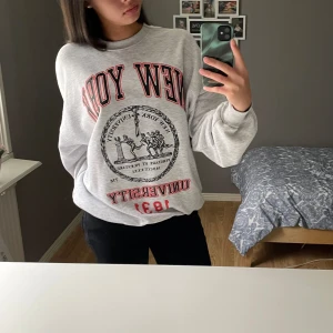 Grå sweatshirt från Bershka  - Säljer en jättefin, grå oversized sweatshirt från Bershka. Perfekt till höst och vinter!❄️Använd ett fåtal gånger och är i fint skick! Pris kan diskuteras.🔥