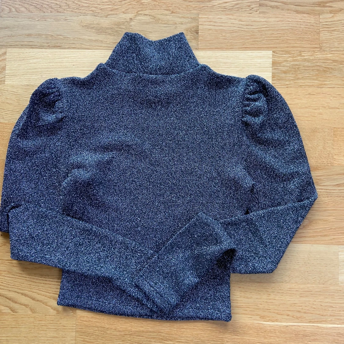 Glittrig polotröja från Divided - 90