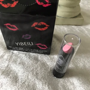 Amplified Creme Lipstick från Yibeili - Säljer ett set med Amplified Creme Lipstick från Yibeili. Läppstiften kommer i flera olika färger, inklusive ljusrosa, röd och mörkrosa. Förpackningen är svart med färgglada läppavtryck och läppstiften har en genomskinlig hylsa så att färgen syns tydligt. Perfekt för att ge dina läppar en krämig och intensiv färg!   finns fler kvar, 39kr/st . samma frakt 