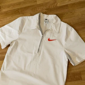 Nike Piké/ Overshirt Zip - En jätte snygg piké (overshirt). Lätt en av de snyggaste klädesplaggen jag har. Materialet är bra kvalité och tjockt. En piké med zip så ungefär som en overshirt. Köptes för runt 700kr (zalando). Står XS men är typ M och är lång men går att vika 😁