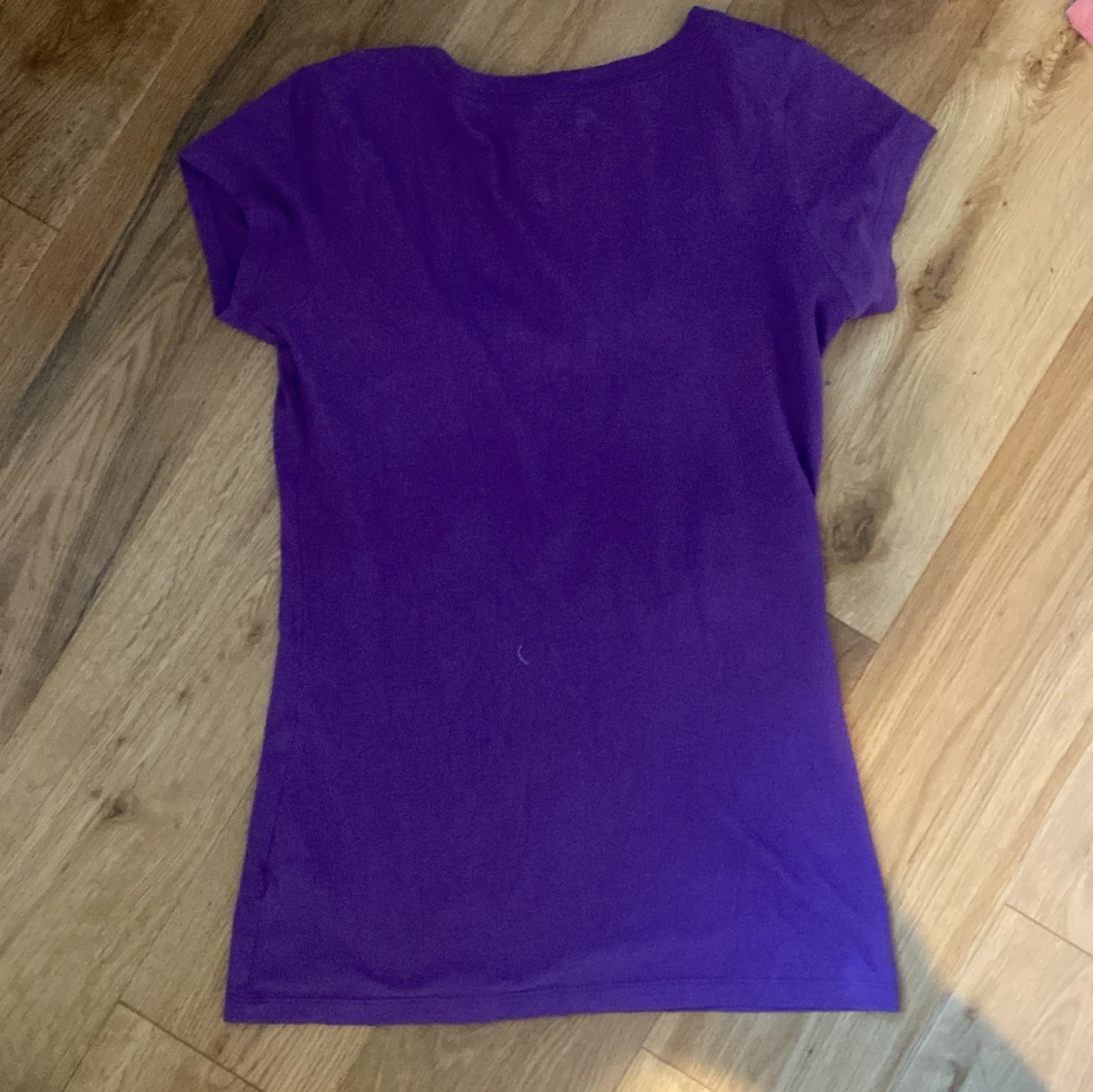 Lila t-shirt från Guess - 92