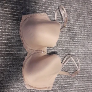 Chantelle BH - Oanvänt beige Chantelle Bh, bra skick. Priset går att diskuteras, om du har frågor så är det bara att skriva💕