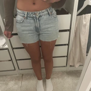 Jeans shorts - Jag säljer ett par nästan oanvända jeans shorts från new yorker. Shortsen är i storlek xs💗