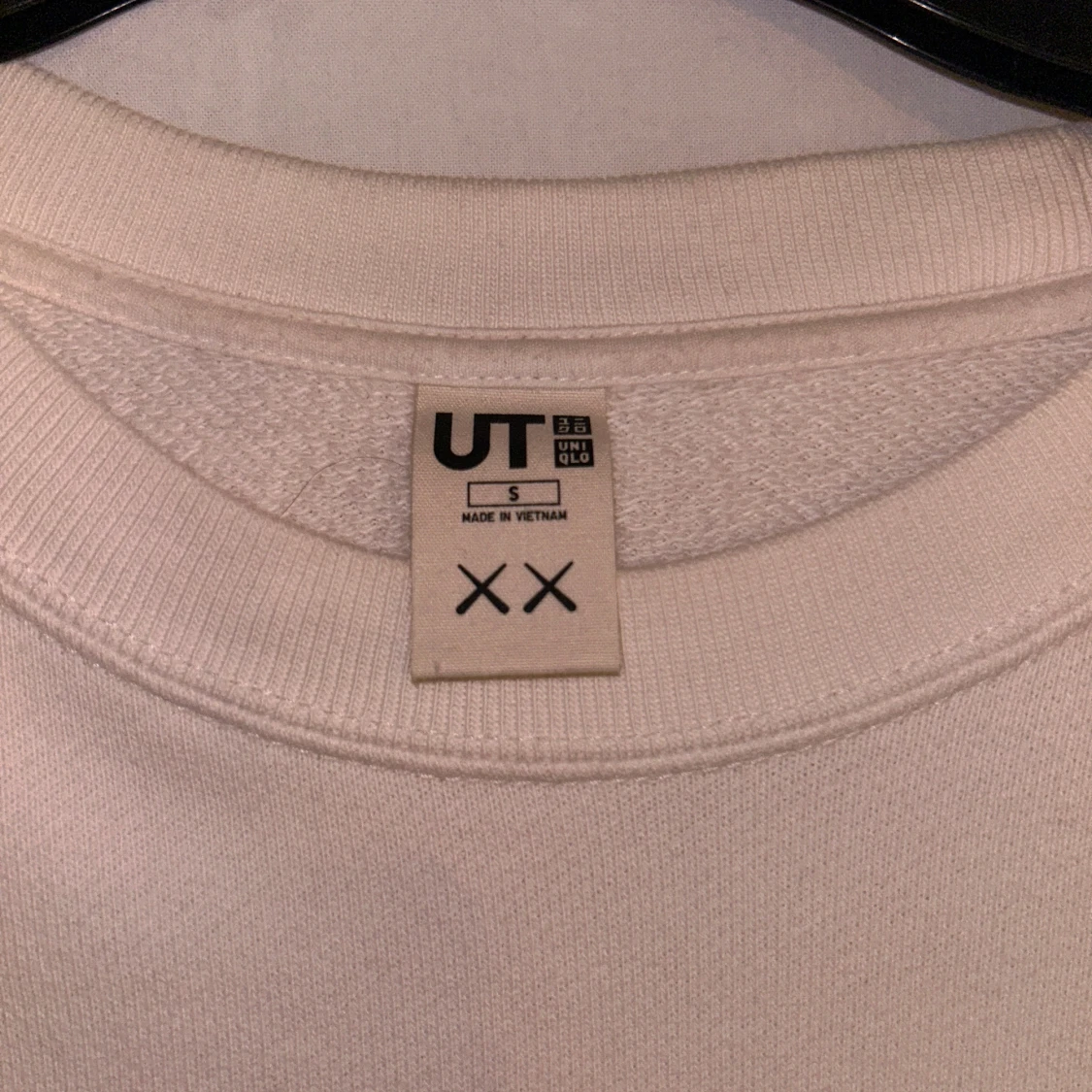 Kaws x Uniqlo vit crewneck  - 90