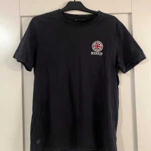 Morris T-shirt - Säljer denna Morris T-shirt i riktigt fint material i storlek L men sitter som en M. Vid fler frågor är det bara att höra av sig. 
