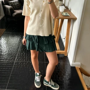 Grön zara kjol - Säljer denna gröna kjol från zara som ej kommer till användning! Använd 1 gång så bra skick, pris kan diskuteras💕skriv om ni har frågor! (Kjolen är lite skrynklig på bilderna men kan stryka innan jag postar)