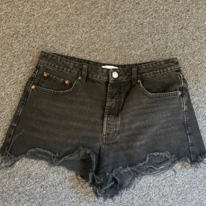 Jeans shorts zara - Jättesnygga, köpt på vinted, knappt använda och väldigt fint skick 💕