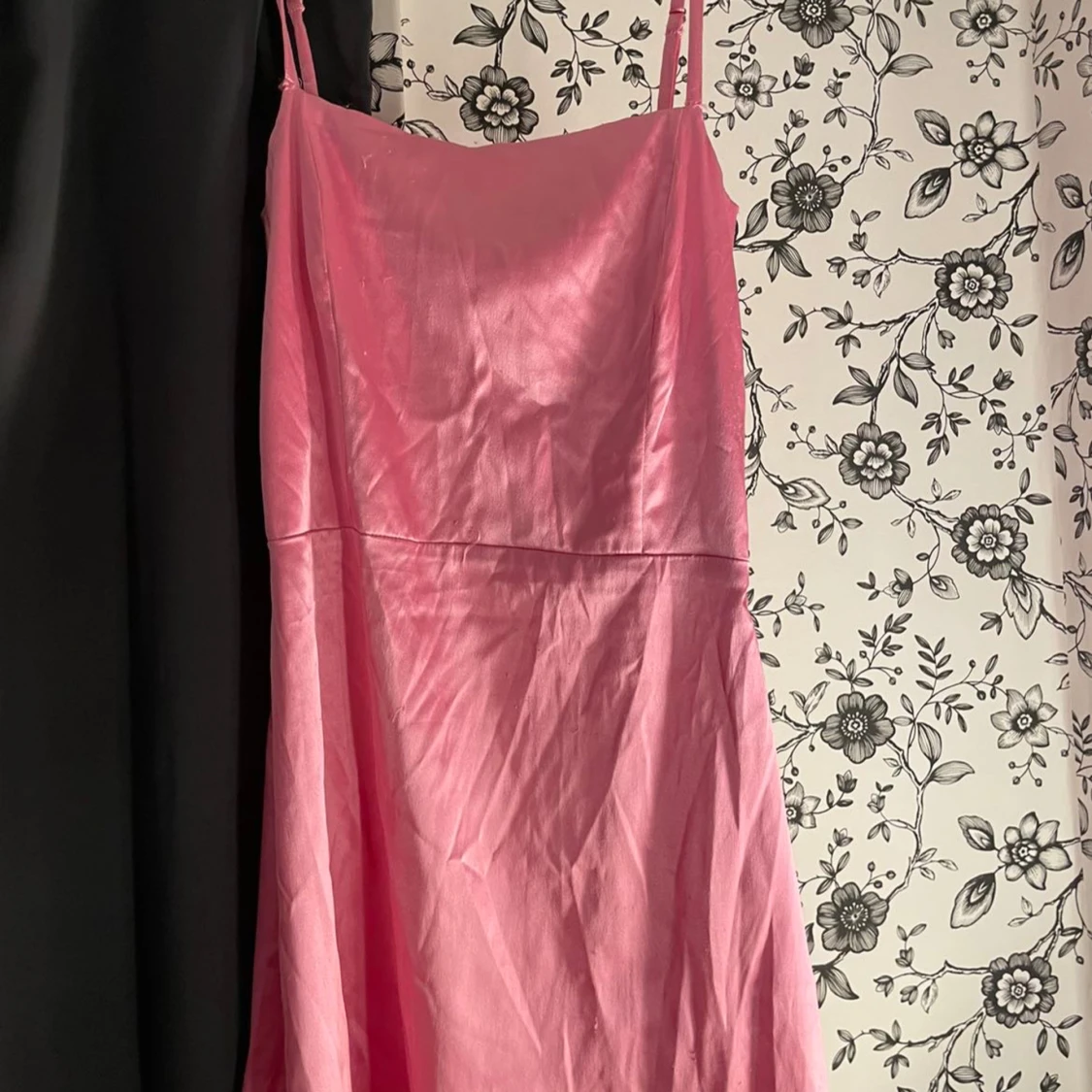 Rosa axelbandslös klänning