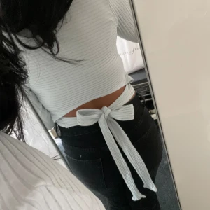 Tröja från gina - Säljer nu denna super söta tröja från Gina tricot med knytning i ryggen, tröjan e i super fint skick då jag knappt använt den. Den är ljusblå och ribbad, storlek M (skulle säga mer som en S)