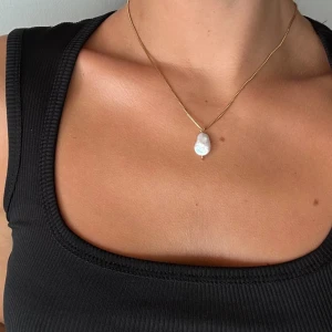 Kahlo  - Nya halsband från Kahlo The Label, rostfritt stål pläterad i 18K guld med berlock av äkta sötvattenspärla🤍 Kan köpas här eller via hemsidan www.kahlothelabel.com. På plick specialpris för 269kr, ord pris 299kr