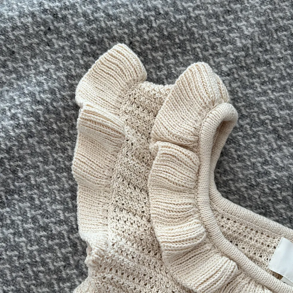 Så gullig stickad topp från hm knappt använd!💛🥰Någon liten tråd som sticker ut på insidan💞. Yläosat.