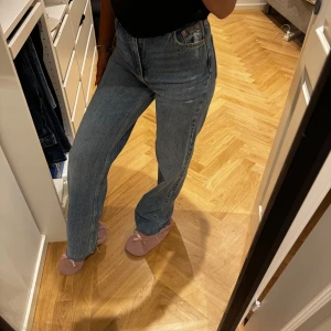 Jeans  - Straighta jeans från Gina tricot i storlek 32. Använda 1-2 gånger sitter jätte fint