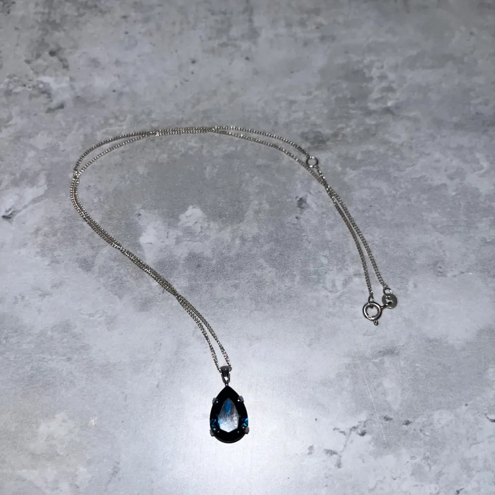 Classic Drop Necklace i mörkblå med silverkedja. Aldrig använd.. Accessoarer.