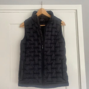 Everest väst - Tjo! Säljer denna snygga Everest västen i storlek 158-164. Skicket är 9,5/10 lätt använd med inga skador eller defekter. Den kommer att kosta 149 kr men priset går att diskutera. 