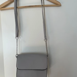 Grå väska  - Säljer denna grå väska då jag ej använder den. Det är inget märke på väskan. Den är i toppskick.