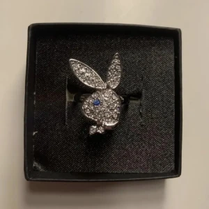 Playboy ring - Säljer denna supersnygga Playboy ring, aldrig använt. Den är justerbar!
