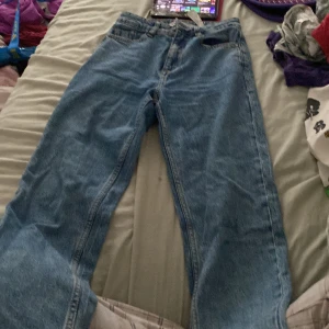 Jeans -  Ett par mörkblåa jeans från Sara storlek 34 