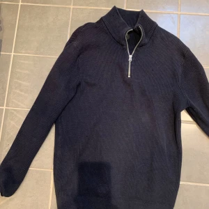 Only & sons - Mycket fin tröja. Färg mörkblå. Jag har använt bara 5 gånger. Nypris 499, köp för endast 170 kr🎀💘