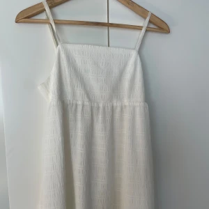 Vit sommarklänning  - Vit sommarklänning, super fin rosett bak. Stolek 34/36 (xs/s) använd en gång.