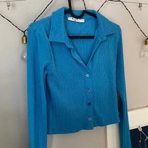 blå skjorta🩵🦋 - säljer en glittrig-aktig skjorta från nakd! helt oanvänd🩵