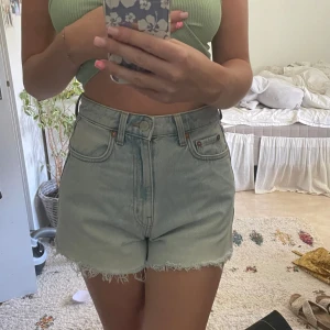 Jeansshorts - Söta ljusblå jeansshorts från weekday, använda typ en gång så som helt nya❣️ Nypris var 400, pris kan diskuteras ❣️