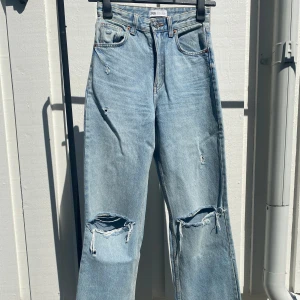 Jeans - Snygga jeans från Zara. Straight fit med slitningar. Bra skick, använda två gånger. 