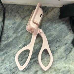 Rosa ögonfransböjare - (ÄR PÅ SEMESTER JUST NU!!!!) Säljer en superfin rosa ögonfransböjare som kan bli uppvärmd. Den är i plast. 💗