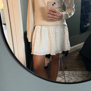 Vit spets kjol - En superfin vit spetkjol som är oanvänd💕